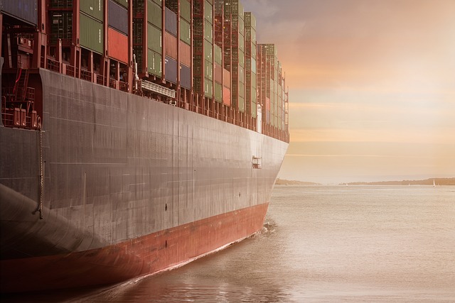 Großes Schiff mit Containern an Bord